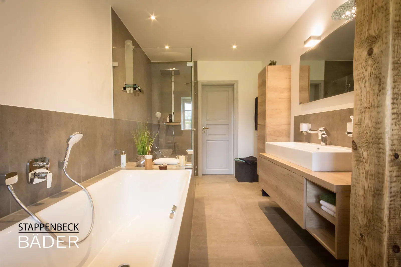 Wanne mit Handbrause, Blick zum Hochschrank
