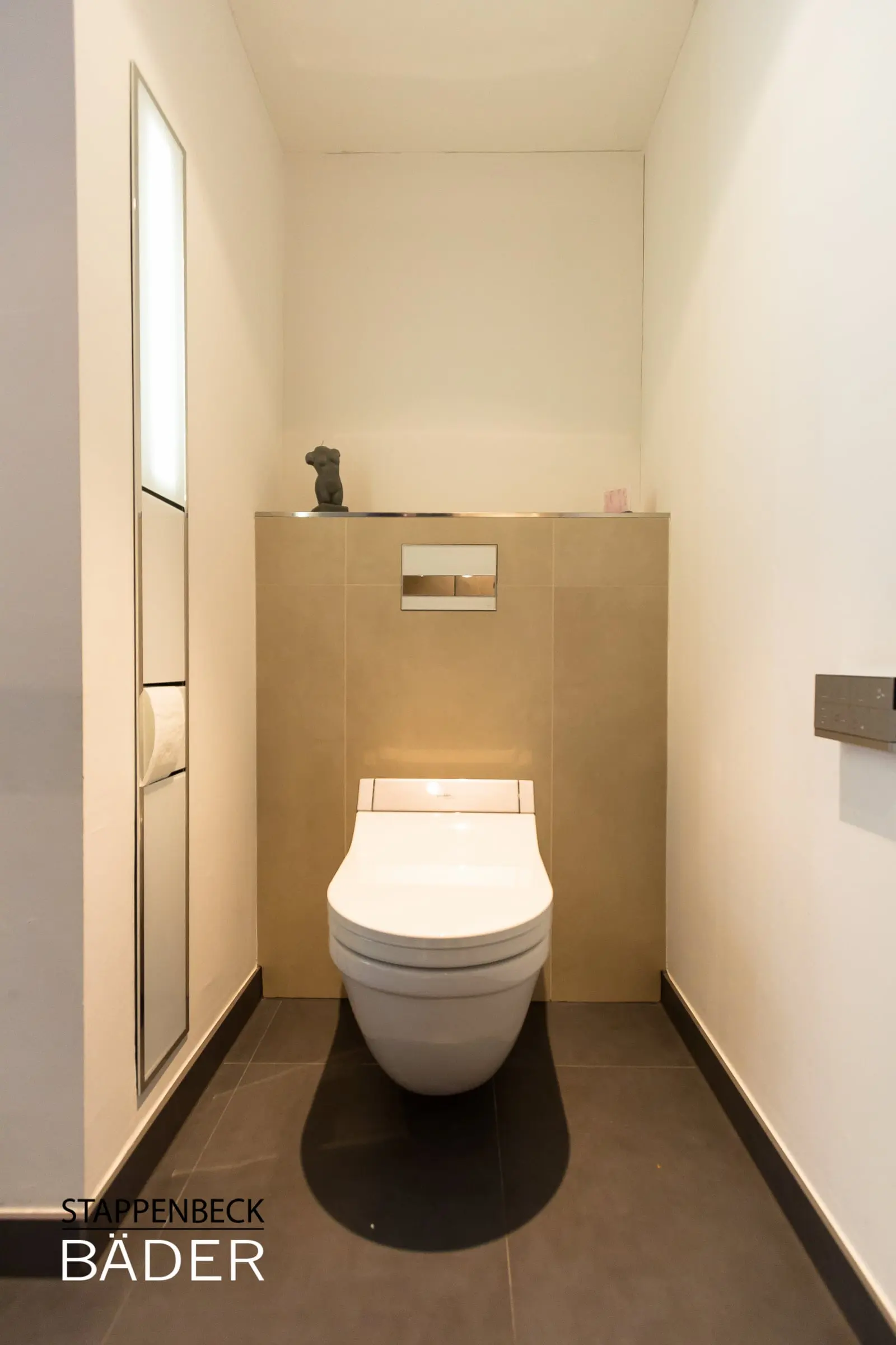 Gäste-WC mit Dusch-WC und beleuchteter Wandnische