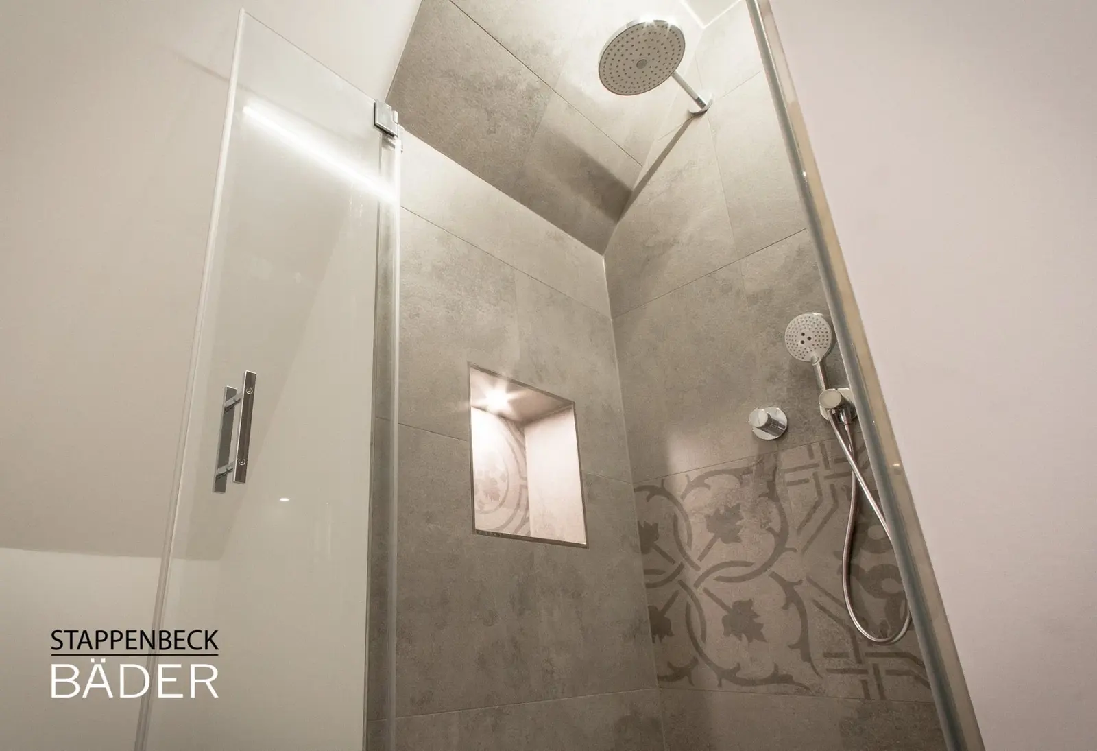 Dusche mit Ornament-Akzentwand und beleuchteter Ablagenische