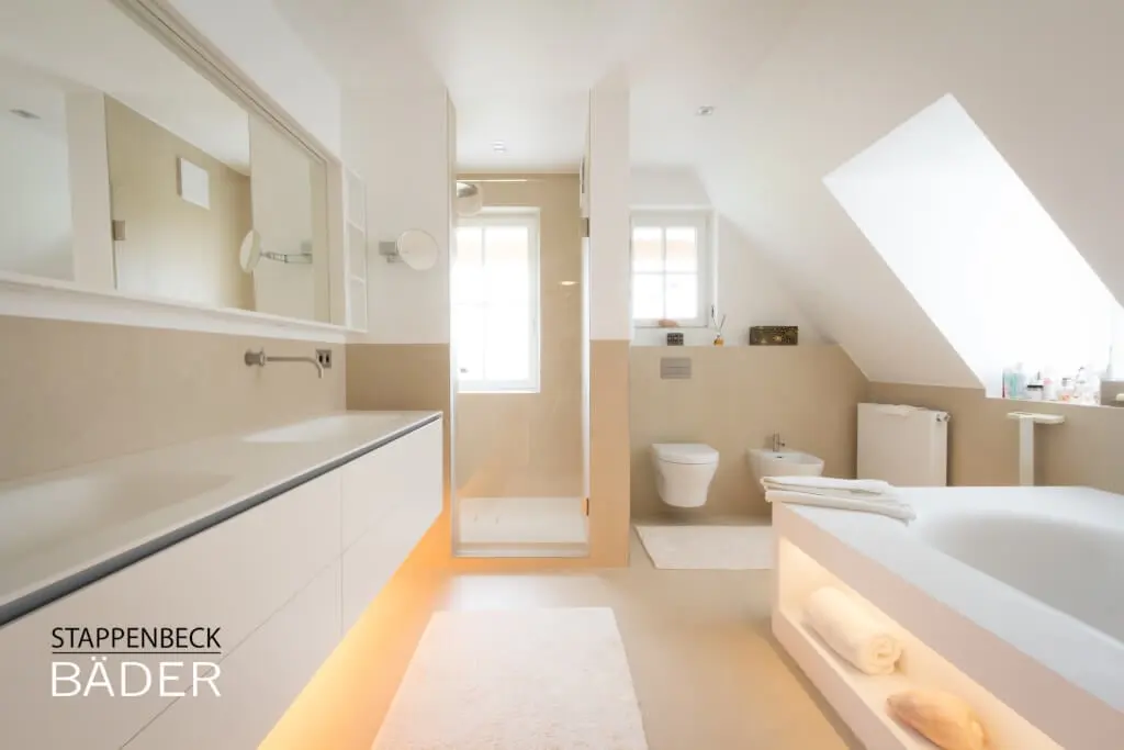 Maßgefertigte Badewanne mit Beleuchtung unter der Dachschräge