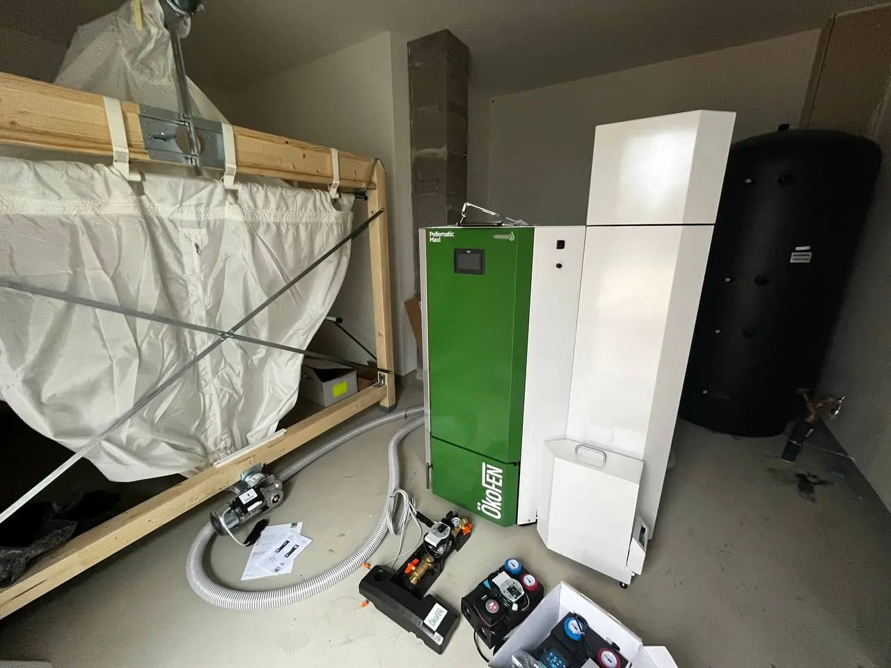 Blick in den Aufstellraum mit der neu montierten Pelletsanlage im Hotelneubau