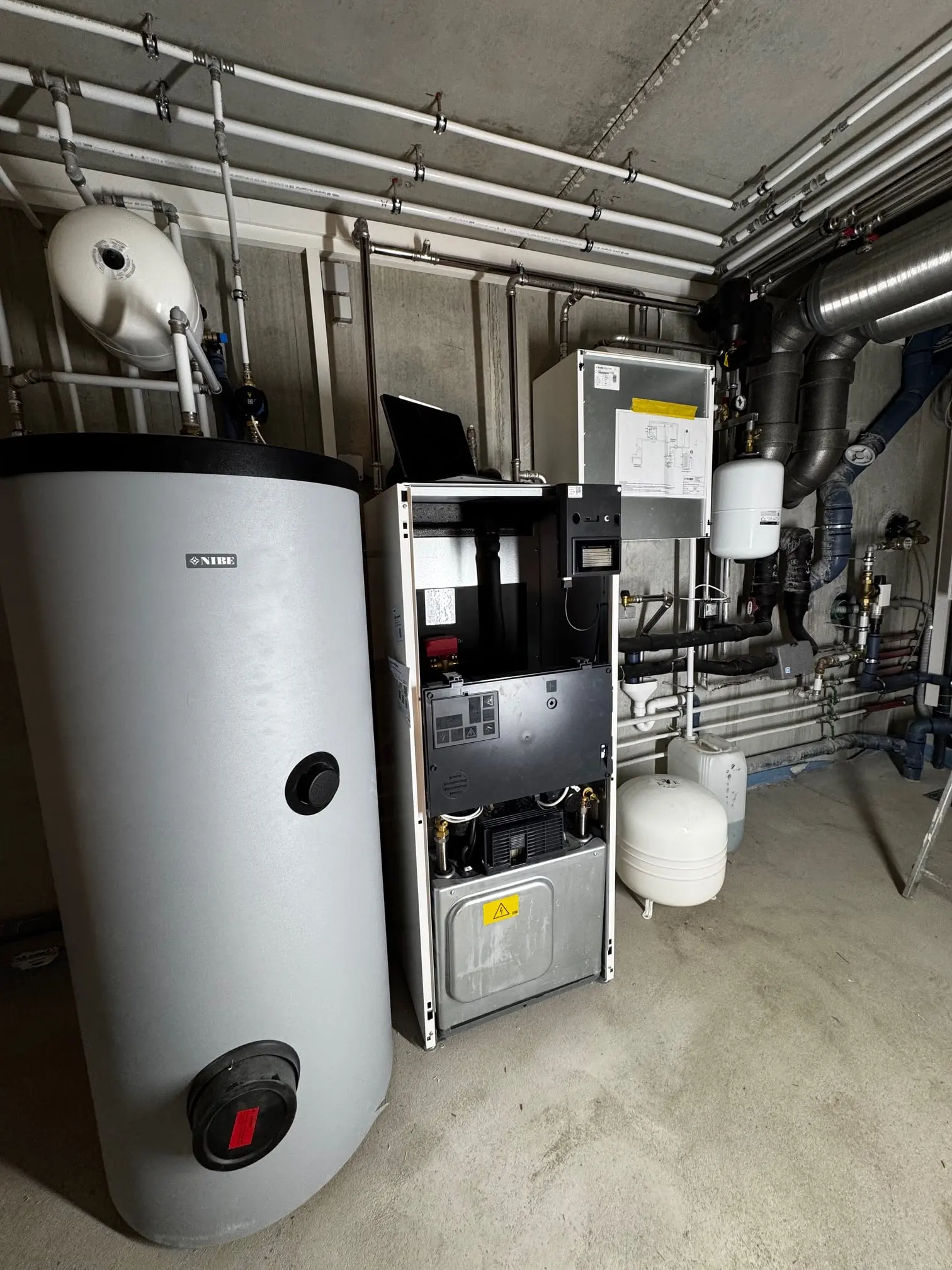 Nibe Sole-Wasser-Wärmepumpe mit Lüftungsanlage während der Installation, die Isolierung der Anlage ist noch nicht abgeschlossen