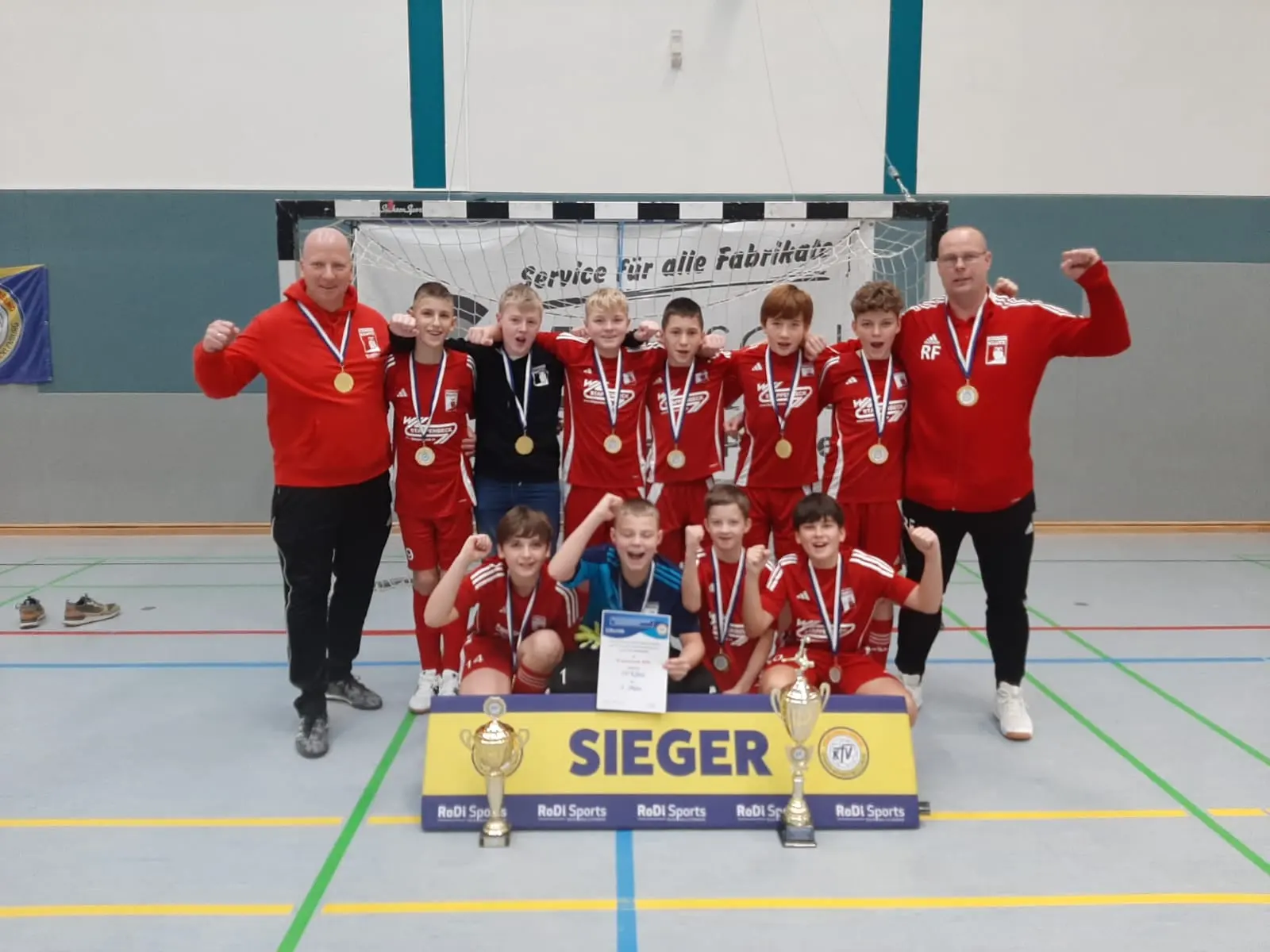Die Mannschaft der D-Jugend der SV Klütz beim Hallenturnier in der Sporthalle Grevesmühlen.