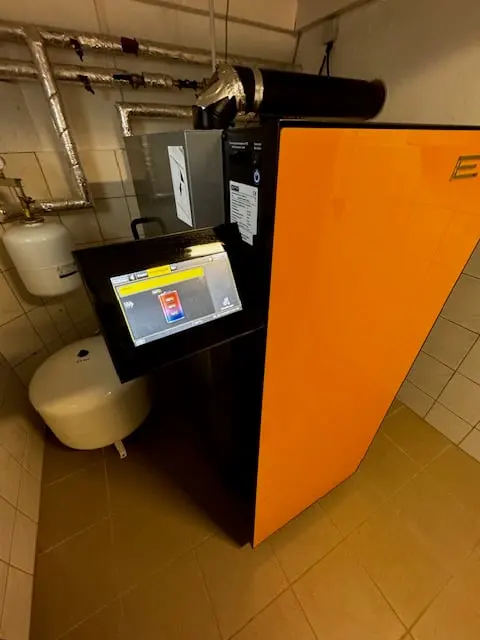 ETA Holzvergaserkessel im Heizungsraum