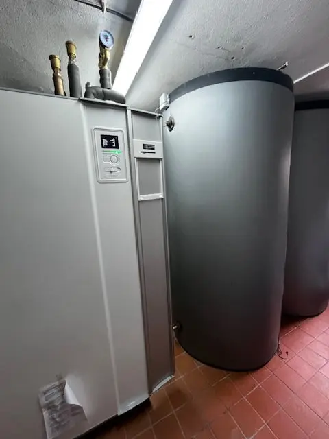 Komponenten der Hybridheizanlage im Heizungsraum