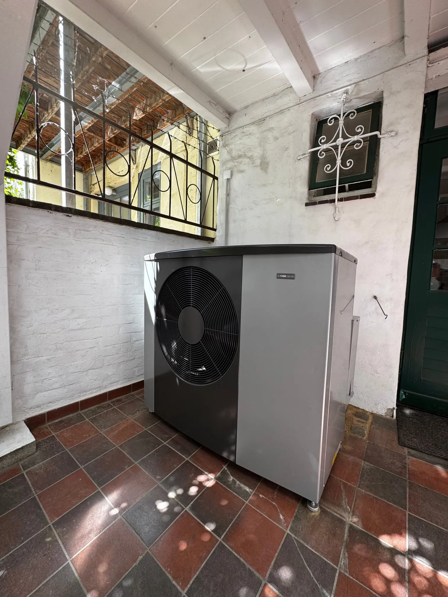 Nibe S1225-16 Luft Wasser Wärmepumpe im Innenhof