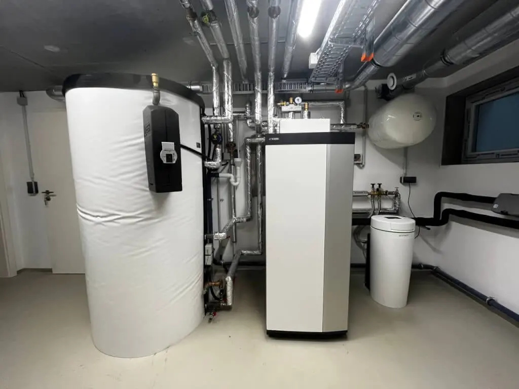 Technikraum mit NIBE-Wärmepumpe, gedämmtem Pufferspeicher und isolierten Rohrleitungen