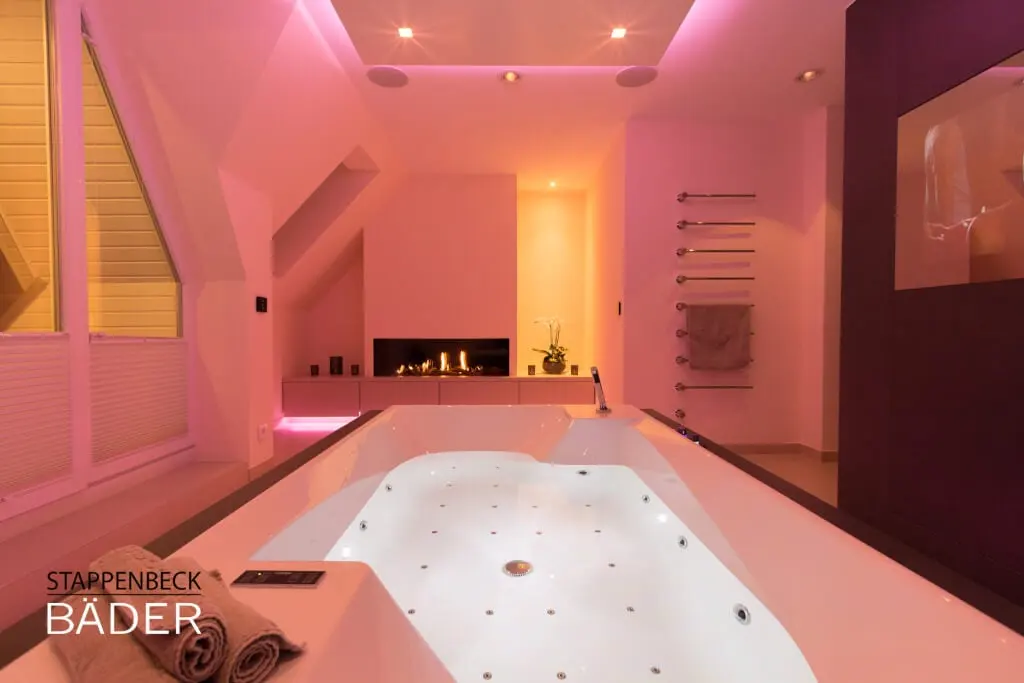 Maßgefertigte Badewanne mit integrierter Beleuchtung in der Wellness-Oase
