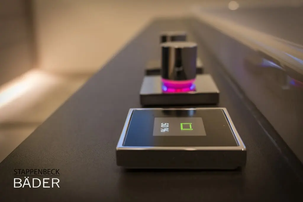 Hoesch Whirlpool mit App-Steuerung im Wellness-Bad