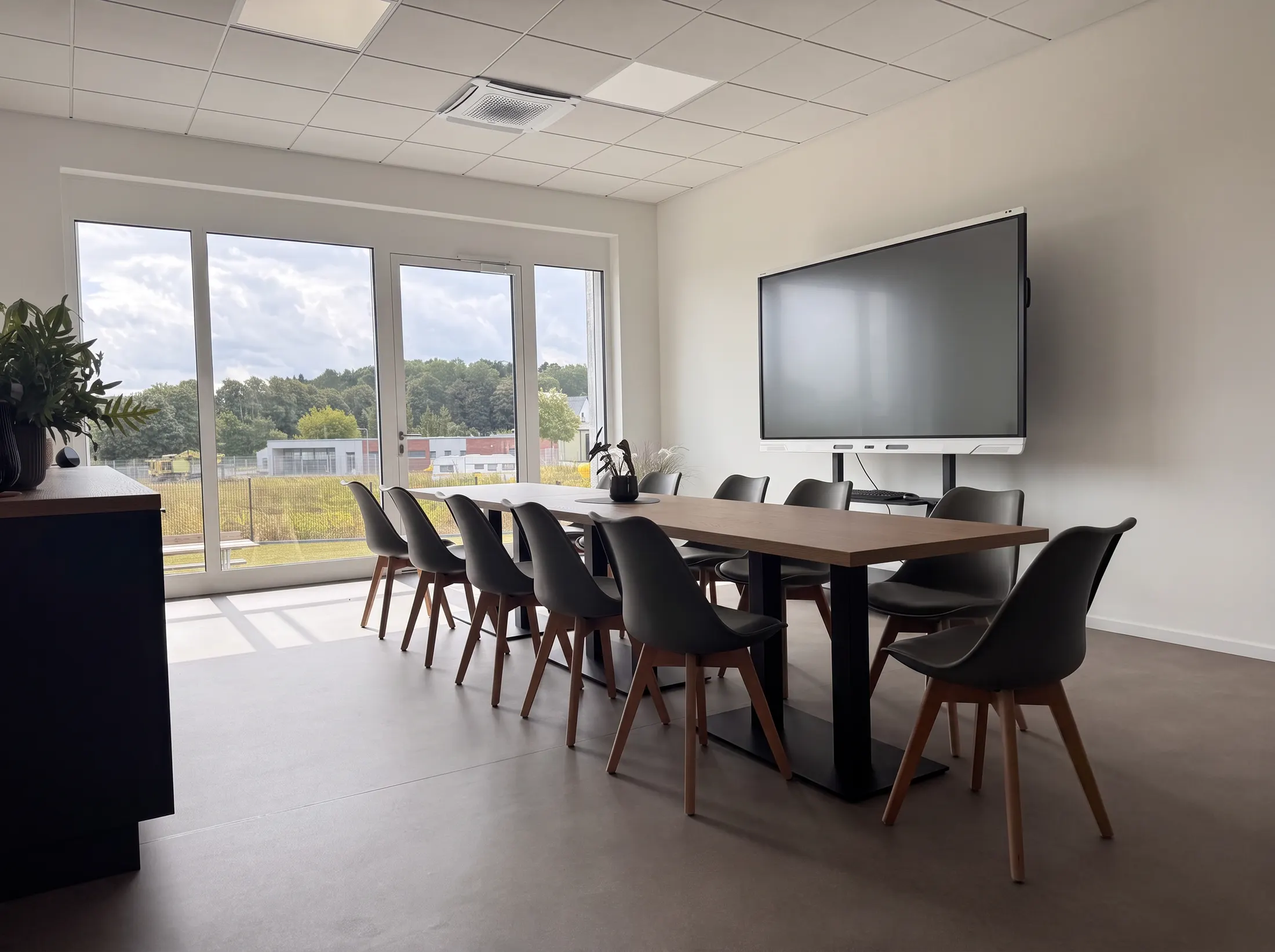 Besprechungsraum mit Panoramafenster und Blick ins Grüne
