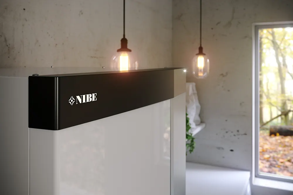 NIBE Innengerät in wohnlichem Hauswirtschaftsraum mit Pendelleuchten