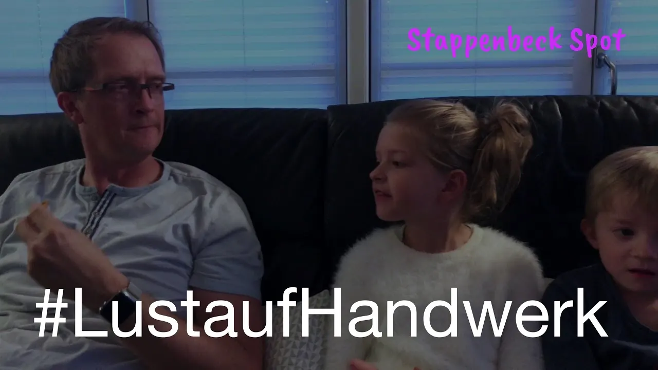 Familie Stappenbeck auf dem Sofa im Gespräch, darüber der Schriftzug Stappenbeck Spot